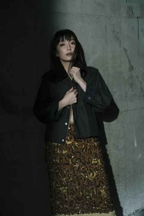 ジャケットとシークインスカートのスタイリング