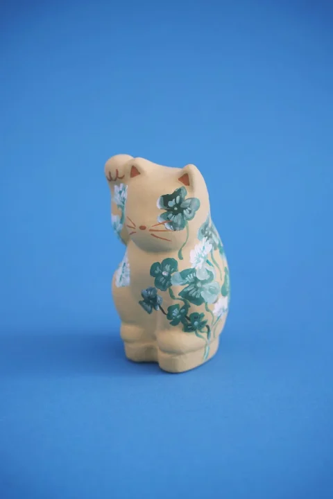 クローバー柄の招き猫の置物