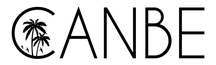 「CANBE」という文字が書かれたロゴ画像です。文字の「C」の中には、ヤシの木と数羽の鳥がシルエットで描かれており、トロピカルな雰囲気を感じさせます。