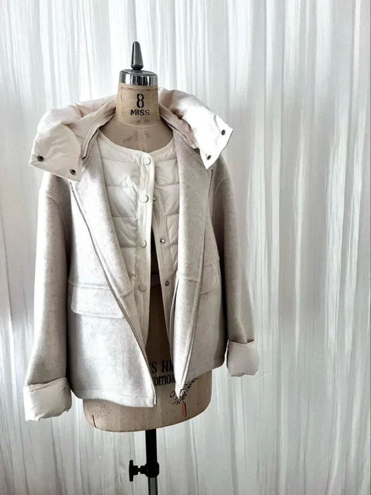 淡いベージュのジャケット