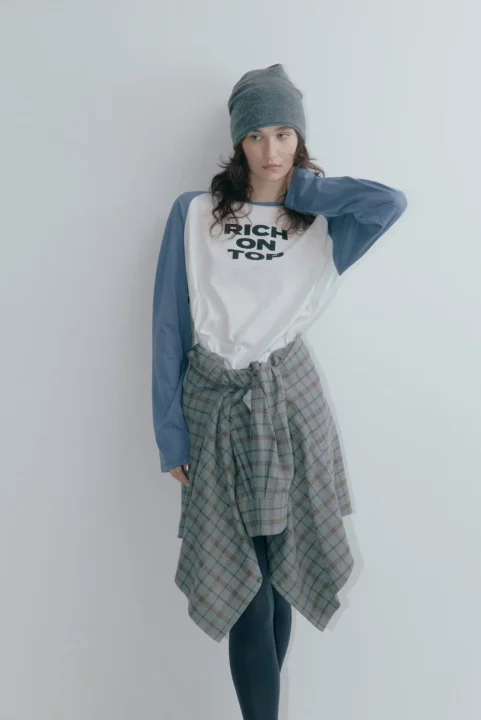 カジュアルな服装の女性