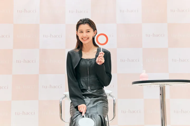 クイズに正解し「丸」のボードを掲げる朝比奈彩さん
