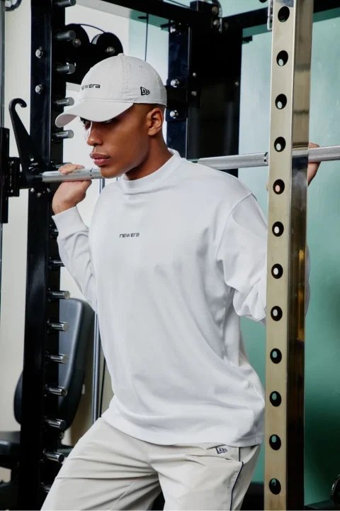 ジムでトレーニングする男性