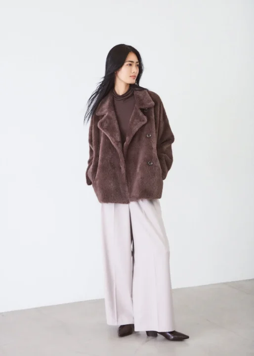 ファーコートとベージュワイドパンツの着こなし
