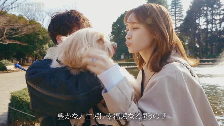 犬と散歩する藤井サチさん