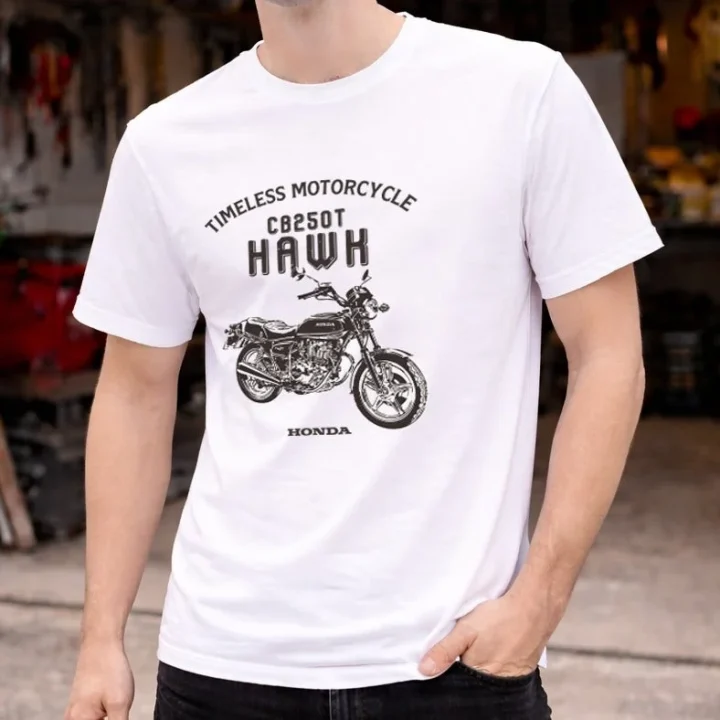 白いTシャツを着た男性と、クラシックなオートバイのイラストがデザインされたTシャツ