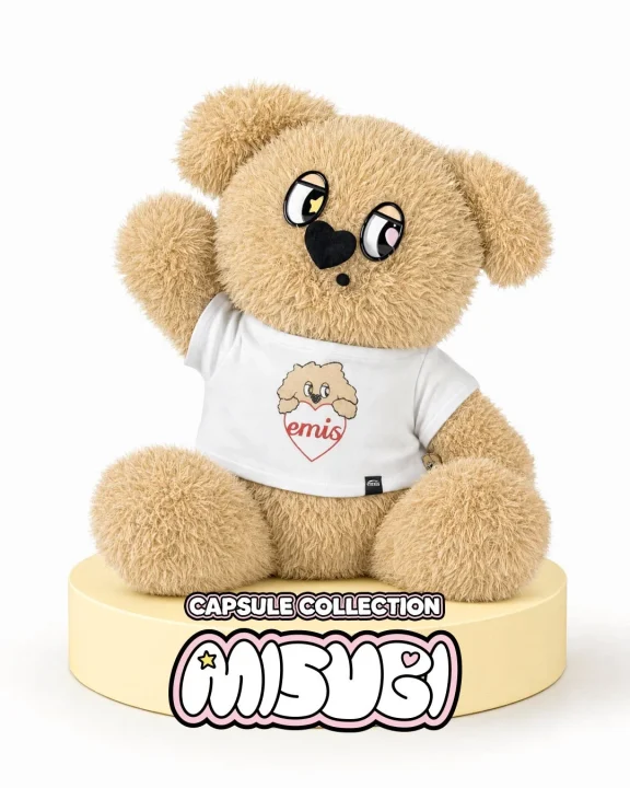 emisのロゴTシャツを着たテディベアのぬいぐるみ