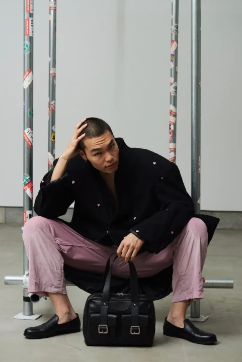 DUOバッグを持つ男性モデル