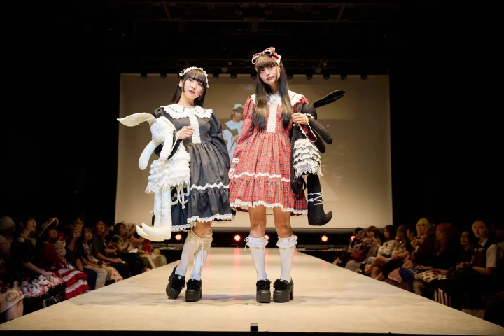 ロリータファッションのモデルたち