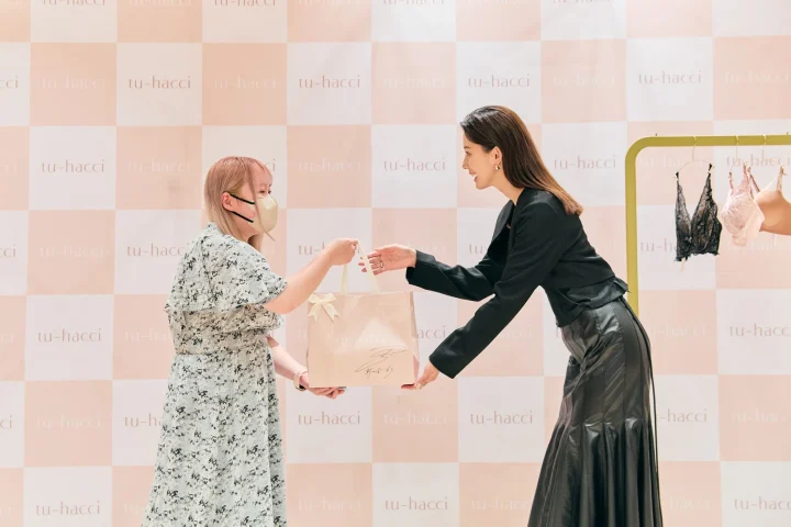 お客様と交流する朝比奈彩さん
