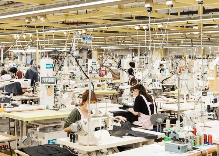 縫製工場、工場、製造業、作業員、ミシン、生産、アパレル、テキスタイル