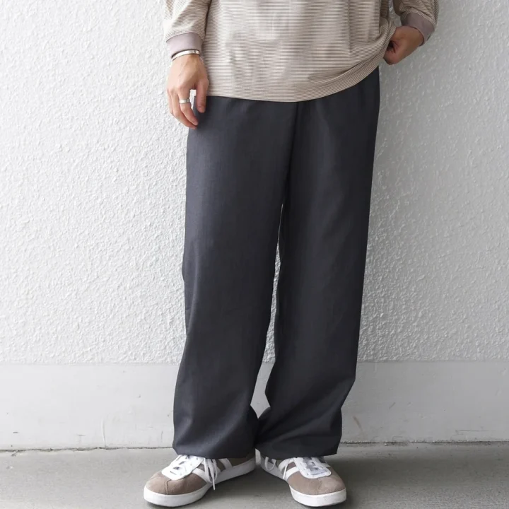 スラックス着用時のロゴとシルエット