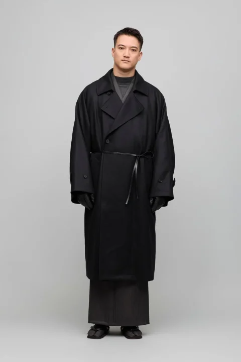 Y. & SONS × ssstein コラボレーションコートを着用した男性