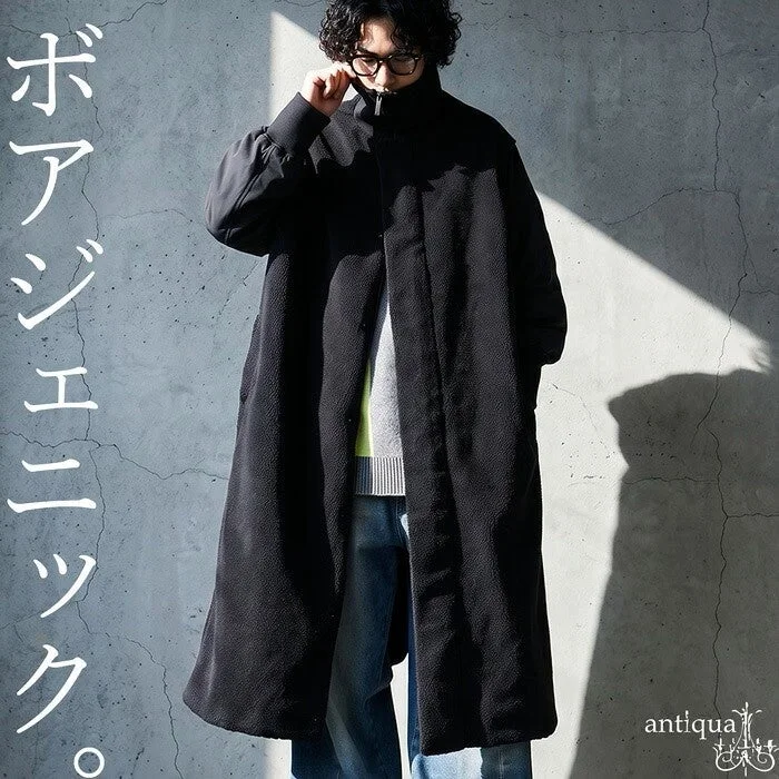 男性モデルが黒いロングコートを着用