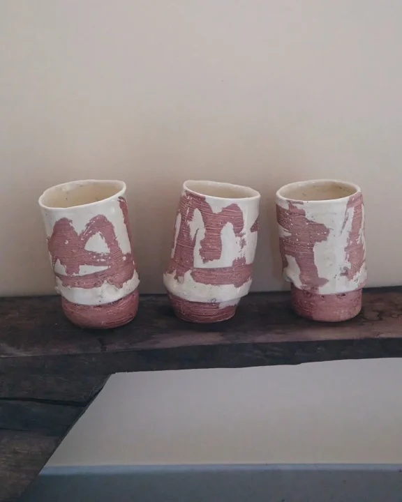 手作りの陶器のカップ