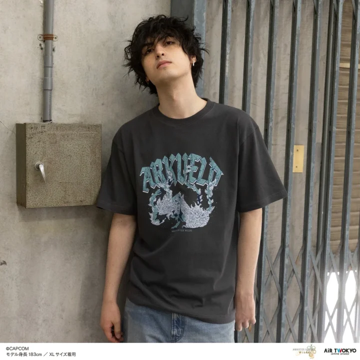男性モデル着用Tシャツとジーンズ