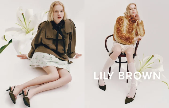 LILY BROWNの広告画像で、ブロンドヘアの女性モデルが2種類のファッションを披露しています。カーキのトレンチコートと花柄スカート、そしてファーコートとレースのショートパンツ姿で、どちらも白いユリの花と共にエレガントな雰囲気を演出しています。