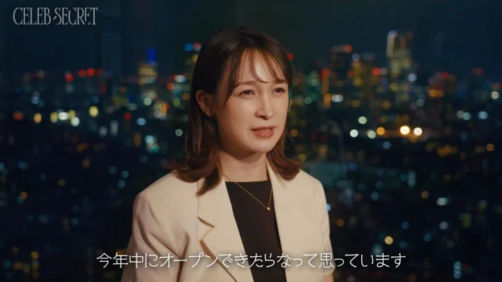夜景を背景に話す藤井サチさん