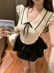 セーラー襟ニットとミニスカートのコーディネート