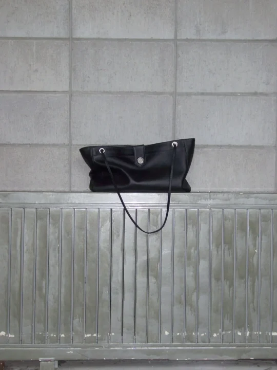 黒いレザートートバッグ