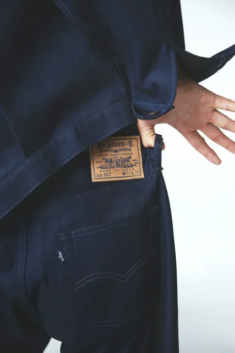 Levi's®ジーンズの後ろ姿と革パッチ