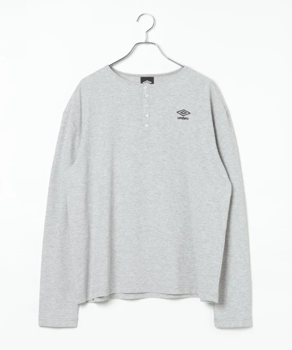 グレーの長袖ヘンリーネックTシャツ