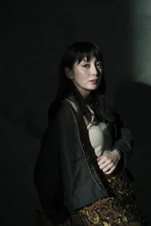 暗い背景のポートレート