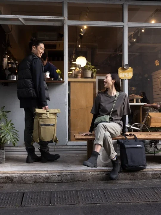 カフェで談笑する男女