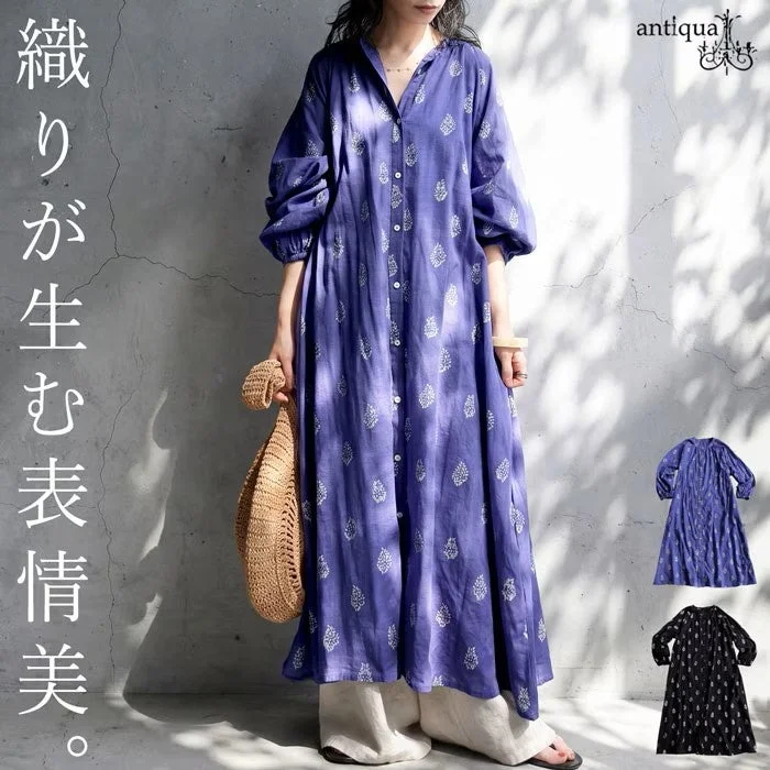 紺色の柄物シャツワンピースを着用した女性
