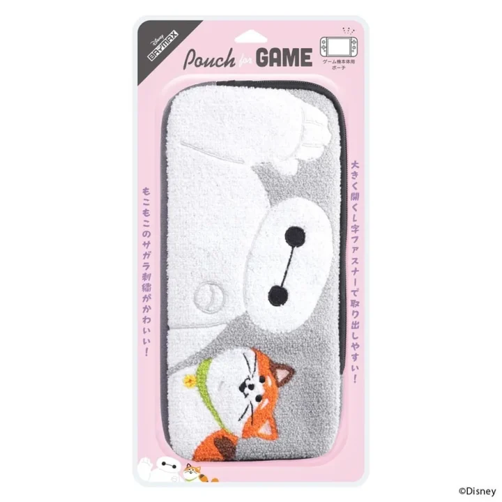 ベイマックスと猫のモチがデザインされた、ゲーム機本体用のサガラ刺繍ポーチです。ふわふわとした質感が特徴で、大きく開くL字ファスナーでゲーム機を簡単に出し入れできます。