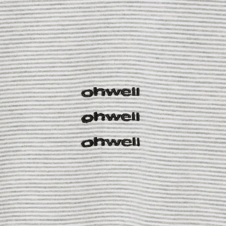 Tシャツのロゴ刺繍クローズアップ