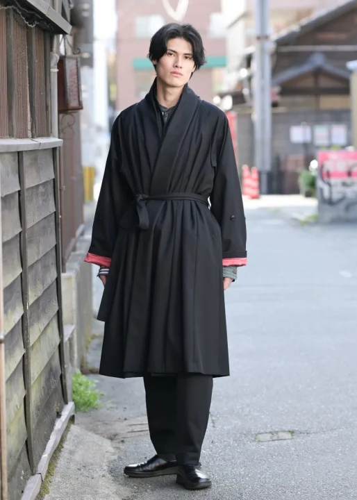 外套を着用した男性モデル