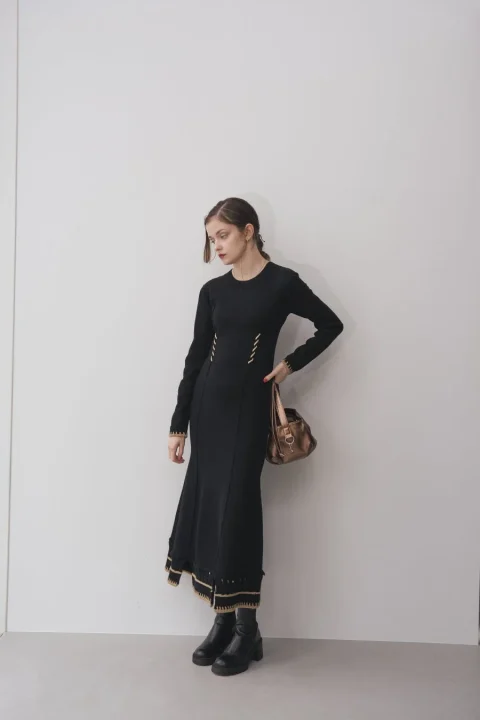 黒のロングドレスを着た女性
