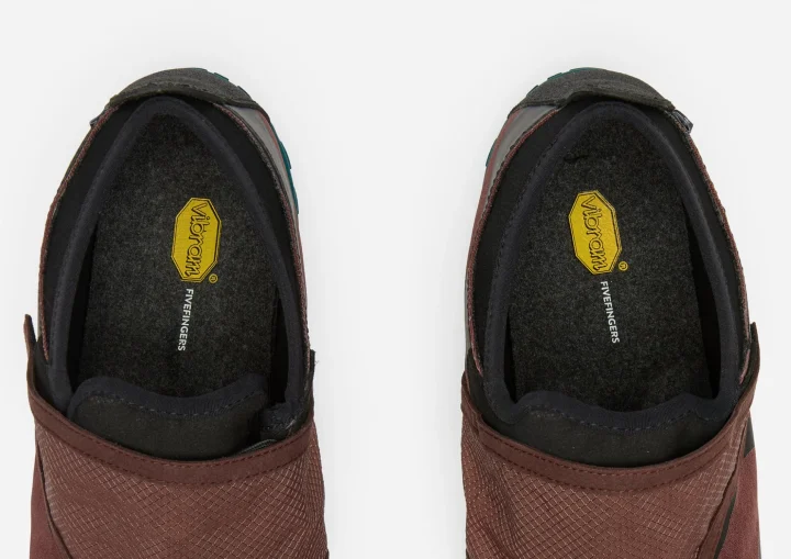 茶色のVibram FiveFingersシューズ