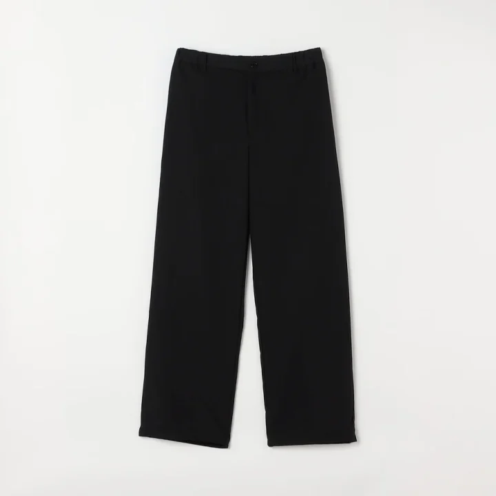シンプルな黒いワイドパンツ