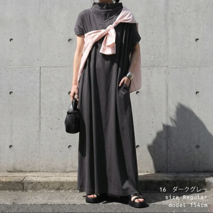 ダークグレーのマキシ丈ワンピースを着用した女性の全身ショット