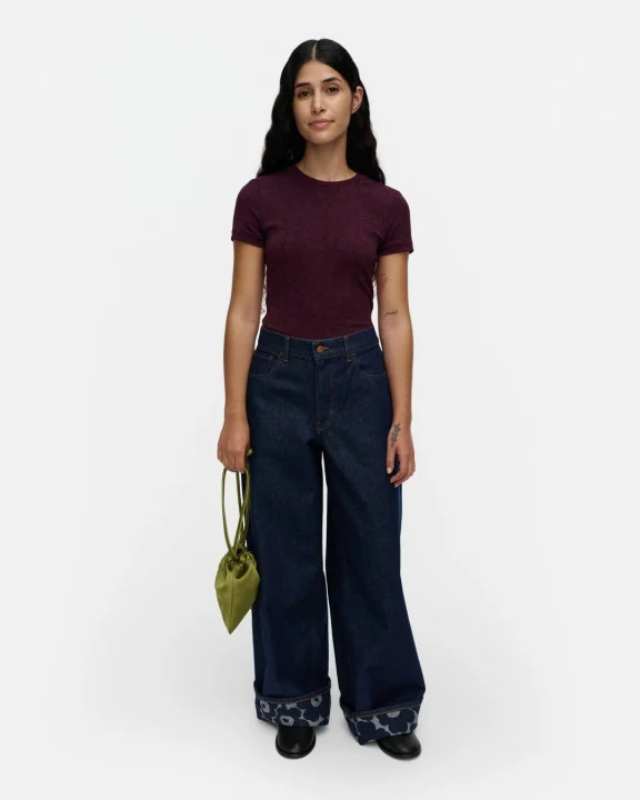 柄Tシャツとワイドレッグデニムを着用した女性