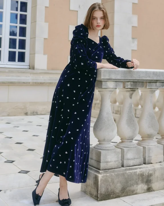 女性、ファッション、ドレス、ベルベット、ネイビー、花柄、エレガント、クラシック、建物、テラス、モデル、ショートヘア、秋、冬