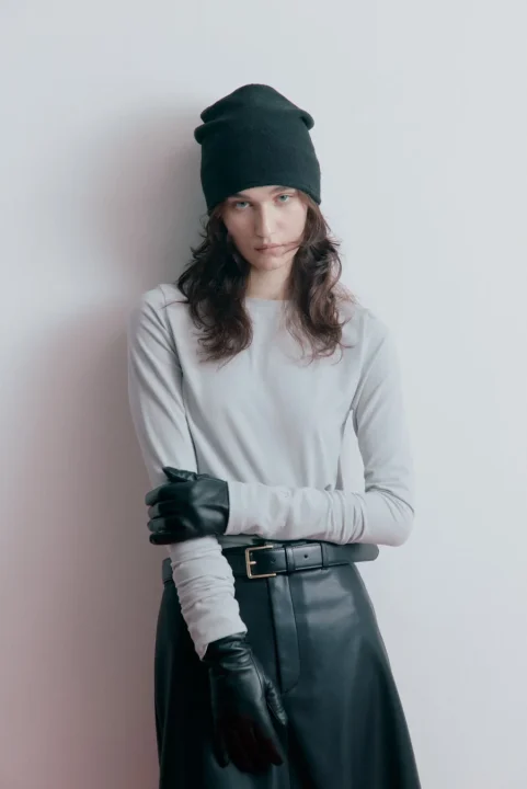 ビーニーとレザースカートを着用した女性