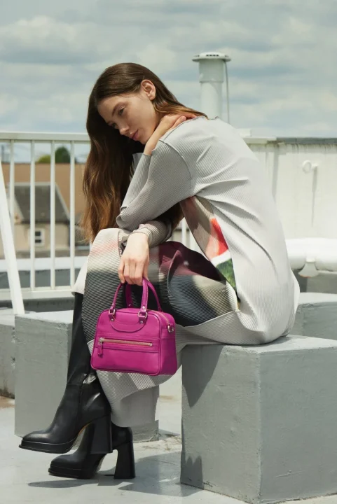 ピンクのハンドバッグを持つ女性
