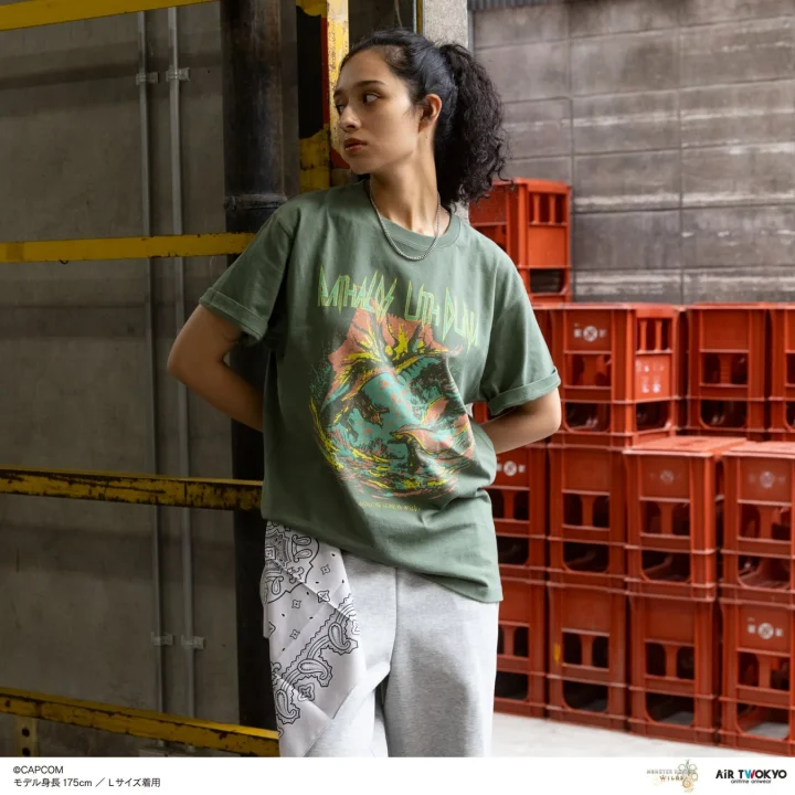 女性モデル着用Tシャツとパンツ