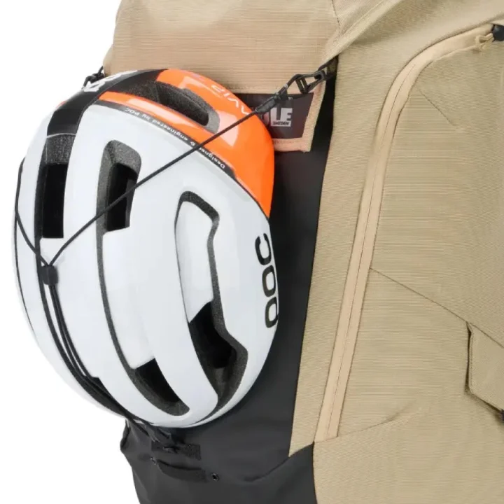 Thule Paramount Bike Commute Backpack 28L ヘルメット装着