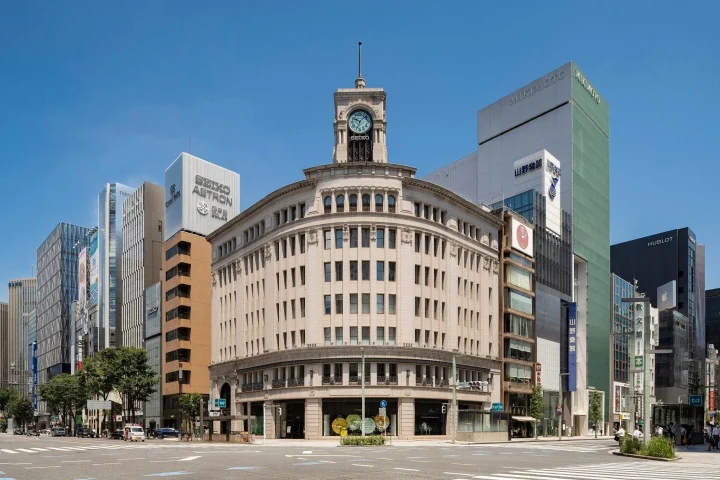 銀座、東京、街並み、商業施設、時計台、和光本館、晴天、都市、繁華街、百貨店、ブランドショップ、交差点、建築物
