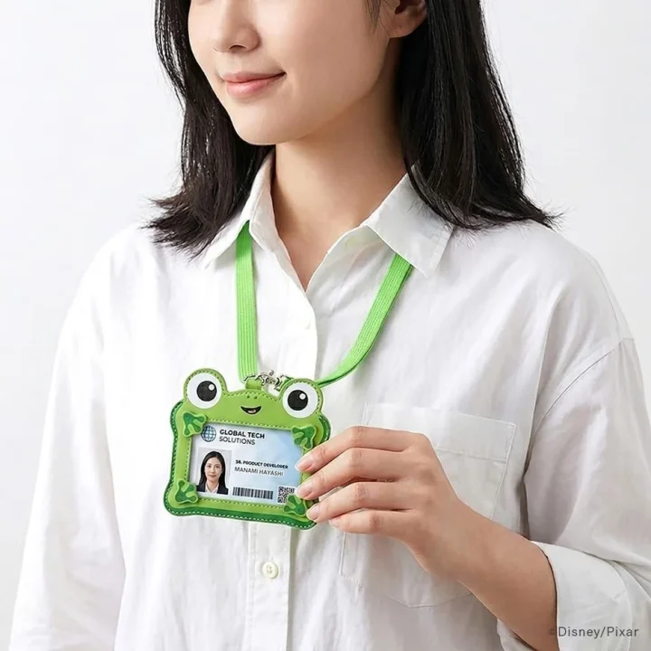 女性がカエル型ICカードホルダーを着用している様子