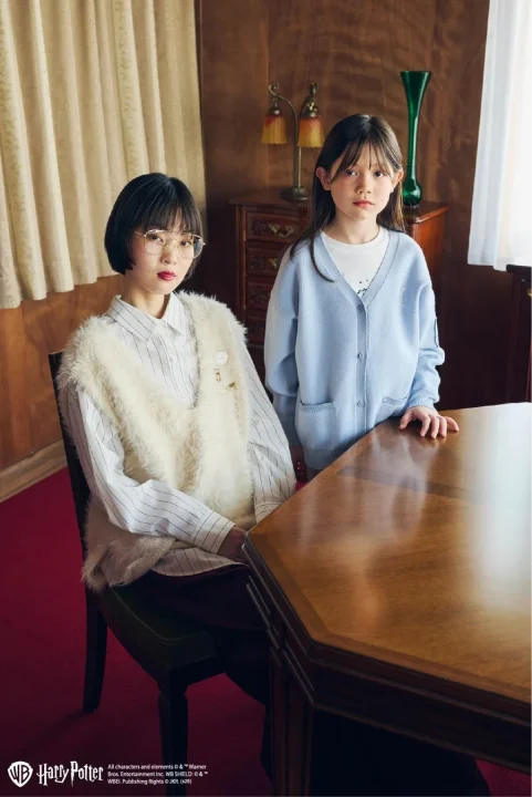 ハリーポッターをテーマにした服装の女性と子供