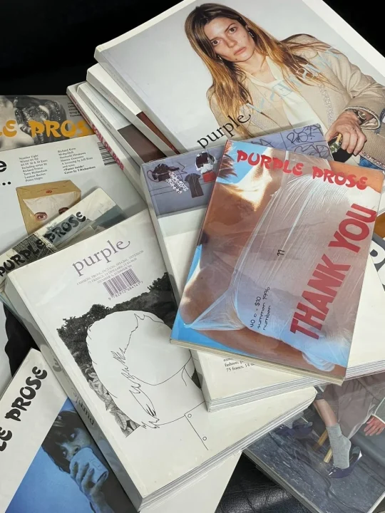 Purple Proseなどの雑誌が積み重ねられた様子
