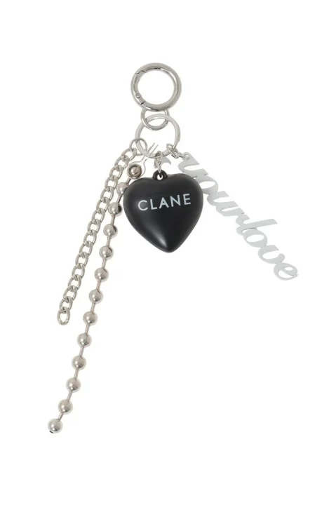 「CLANE」と「yourlove」のチャームが付いたキーホルダー