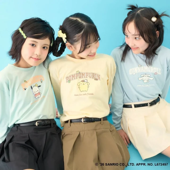 サンリオキャラクターズとピンク ラテのコラボレーションアイテムを着た3人の女の子