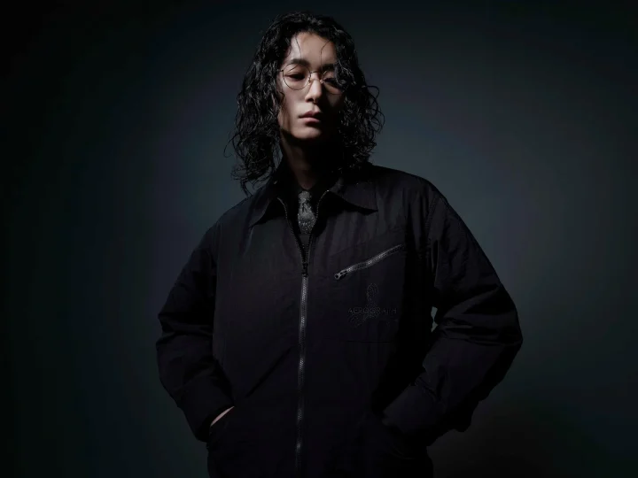 黒いジャケットを着用した男性のポートレート