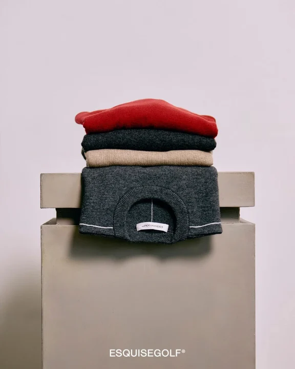 積み重ねられたESQUISEGOLFのセーター